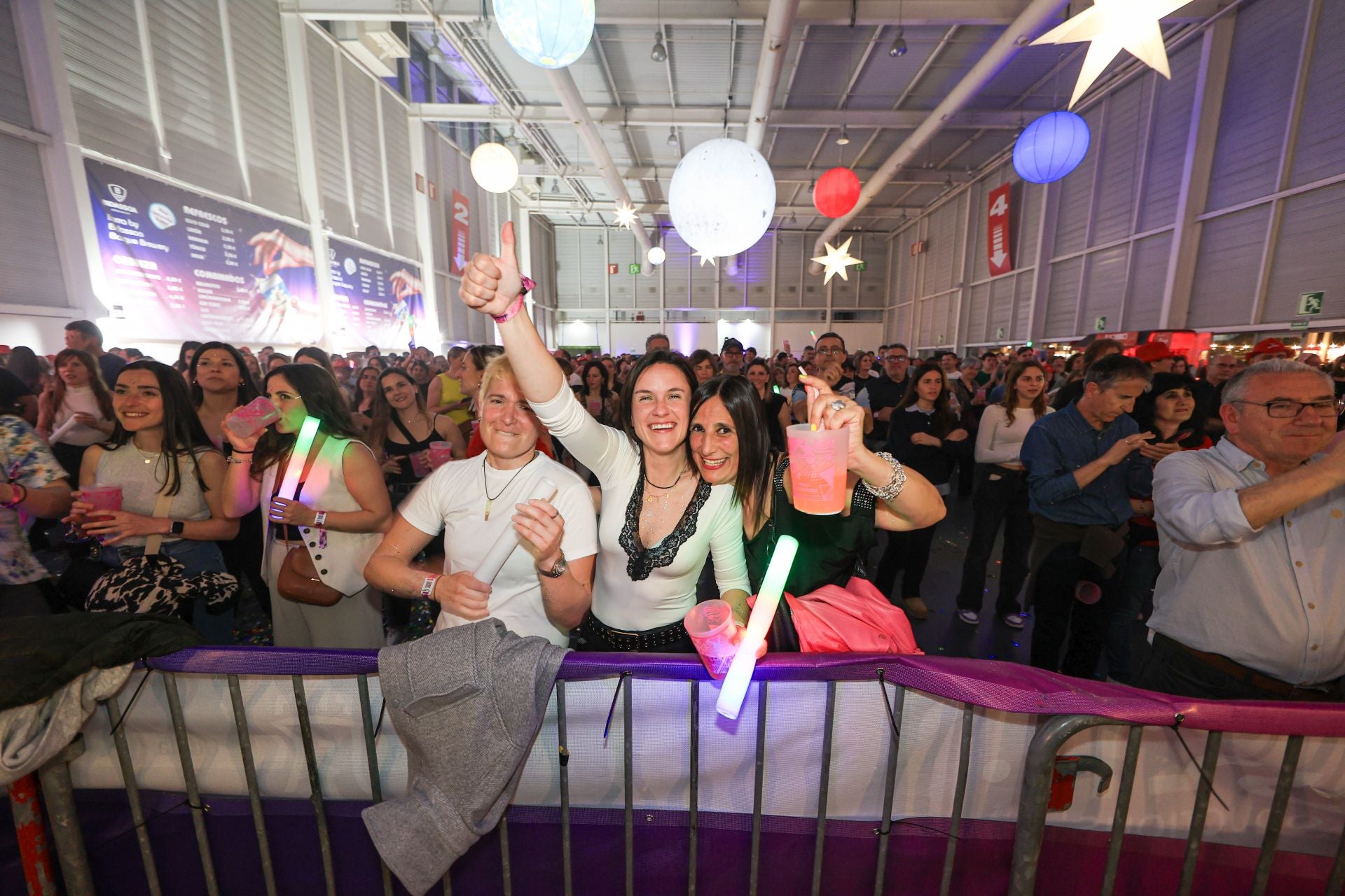 Miles de irundarras reviven los años 80 y 90 en la fiesta Flashback