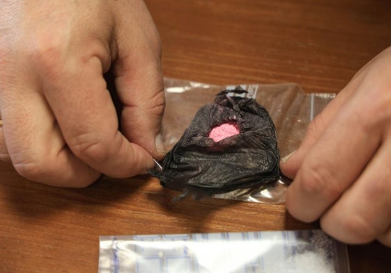 Dosis de 'cocaína rosa' incautada por la Ertzaintza.