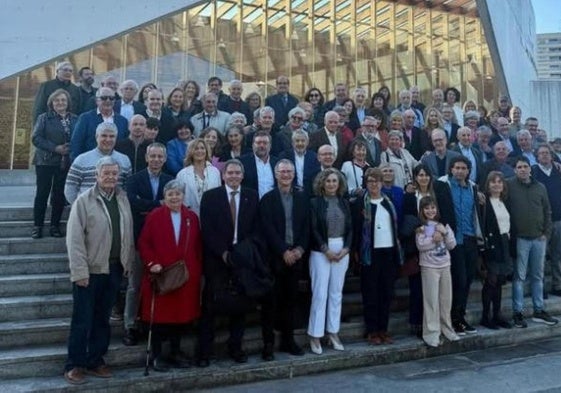 Compañeros y amigos de Castells, en el homenaje celebrado ayer