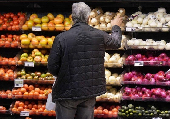 Un cliente hace la compra en un supermercado.