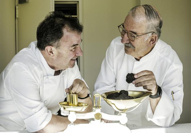 Producto y pasión. Pedro Subijana sujeta una trufa que se convierte en un ingrediente excelente en su cocina.