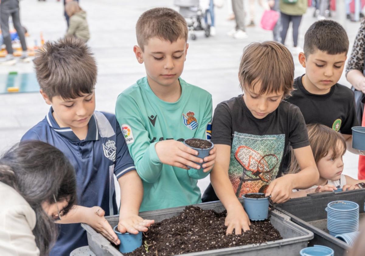Jornada primaveral entre plantas y flores