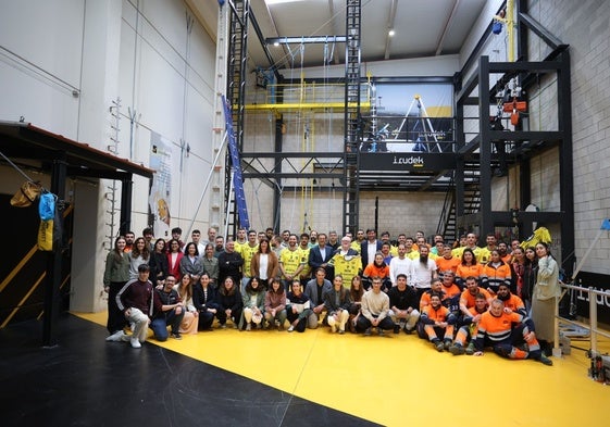 La plantilla del Irudek Bidasoa Irun, con trabajadores de la empresa.