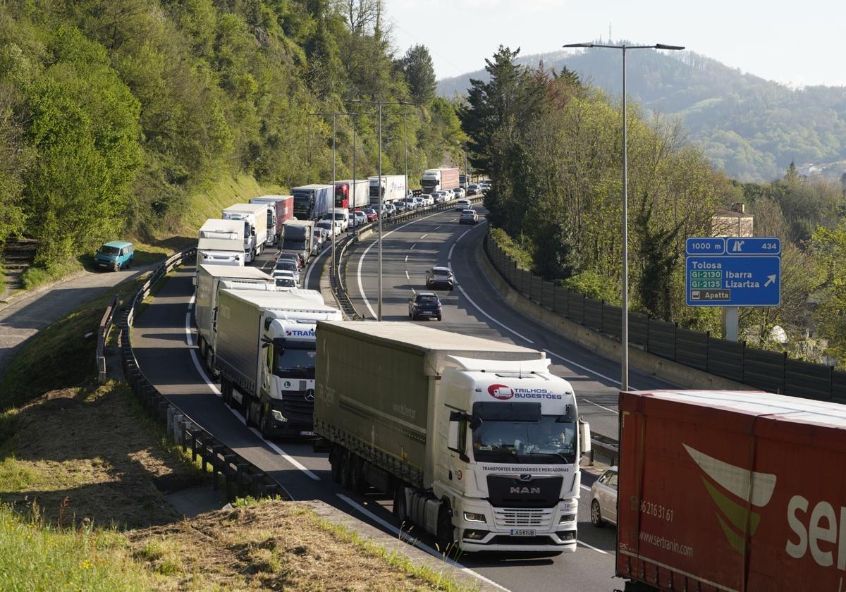 Una colisión en la N-I a la altura de Irura provoca retenciones de hasta 8 kilómetros