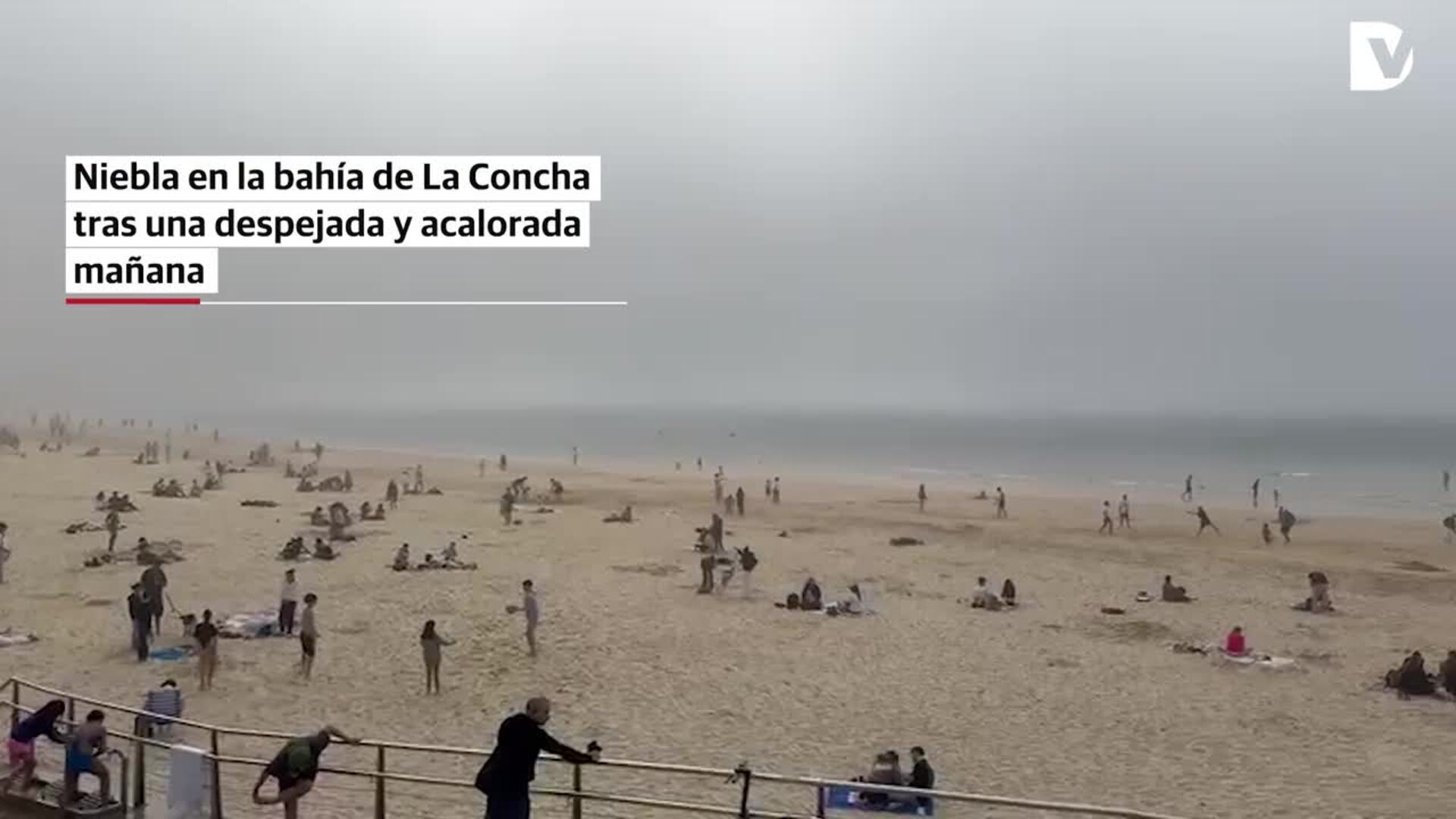 La niebla cubre por completo la bahía de la La Concha, tras una soleada mañana