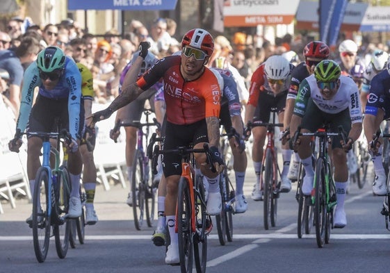 Caleb Ewann celebra su triunfo en Lodosa este martes.