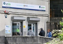 Varias personas se dirigen a la oficina de Lanbide de Eibar.