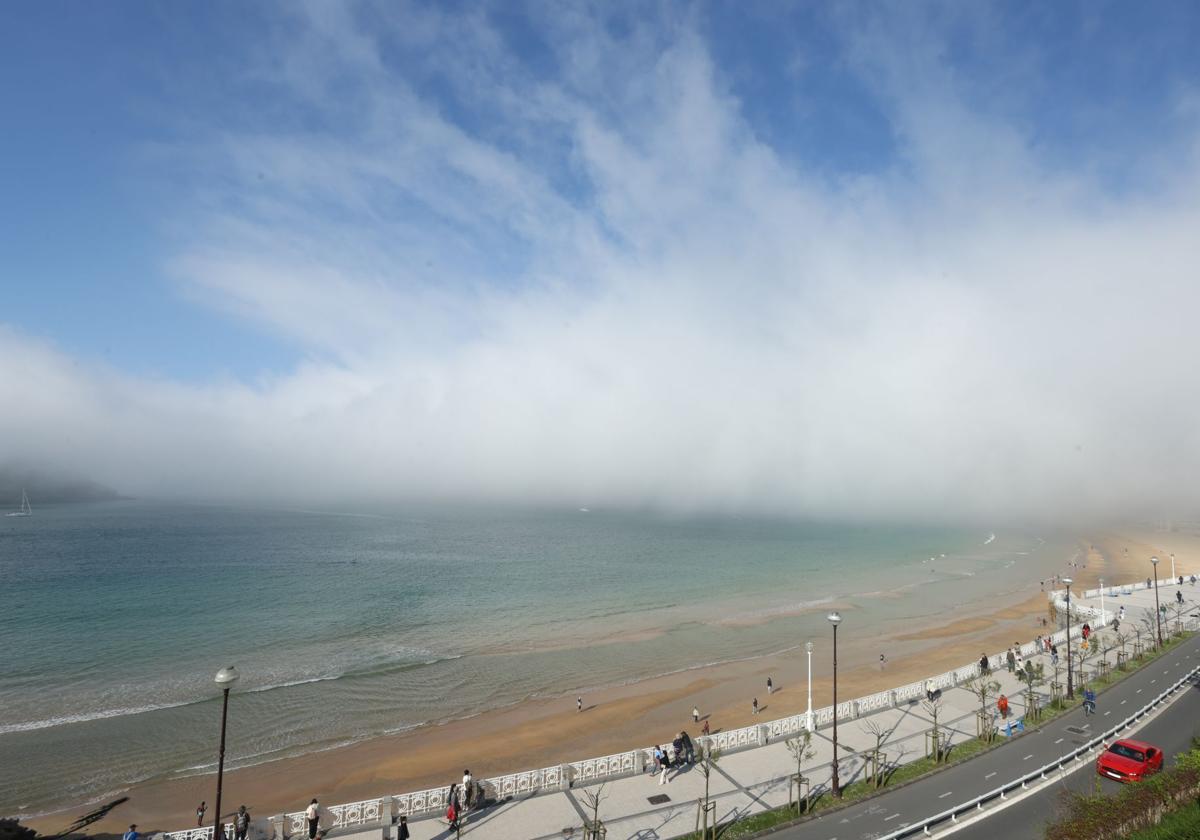 Sirimiri: La niebla se apodera de la bahía