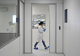 Una investigadora cruza por la puerta de un laboratorio de Viralgen.