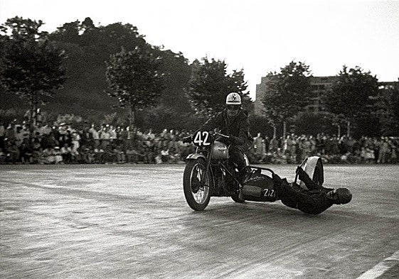 Motoristas profesionales de una prueba con sidecar en el circuito de Amara.