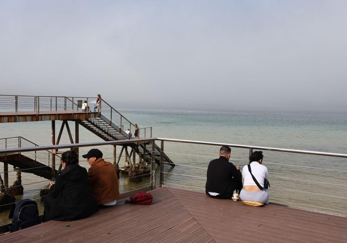 Vista de la bahía de la Concha totalmente cubierta por la niebla.