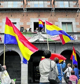 Imagen correspondiente a una izada de la bandera republicana del año pasado.