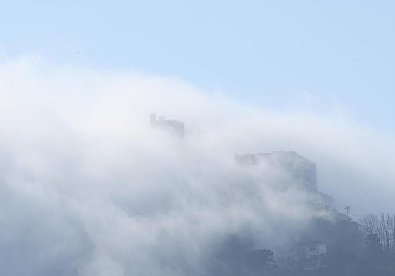 La densa niebla ha obligado a desviar los dos vuelos de la mañana en el aeropuerto de Hondarribia