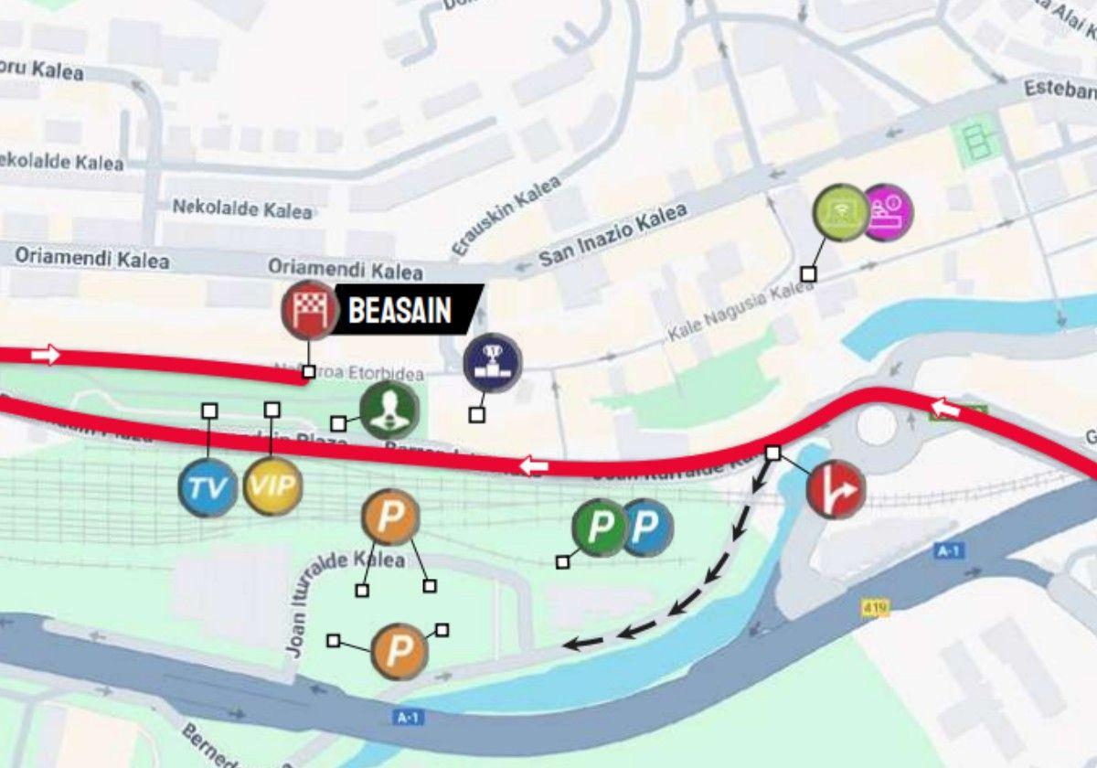 La maniobra que señalaba el libro de ruta de la Itzulia: Alex Aranburu debía afrontar la rotonda por la derecha… y así lo hizo