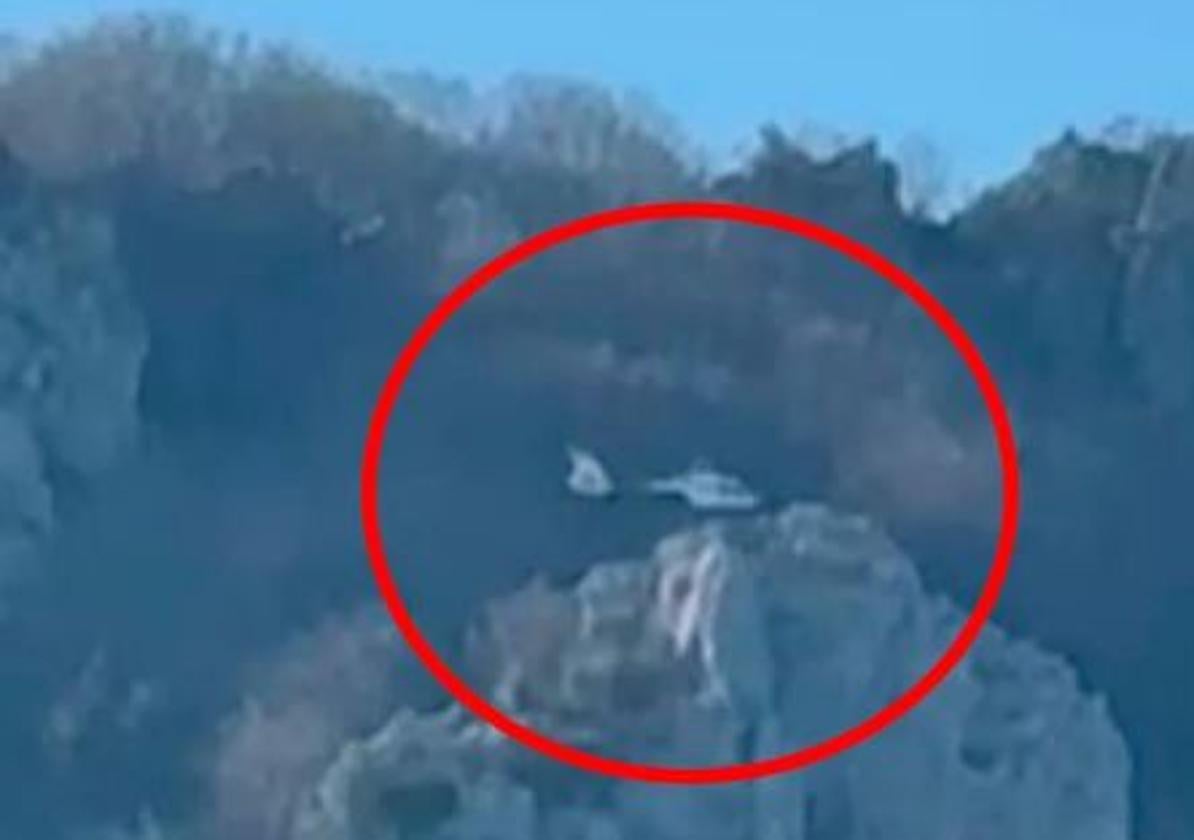 El helicóptero de la Guardia Civil durante el rescate.
