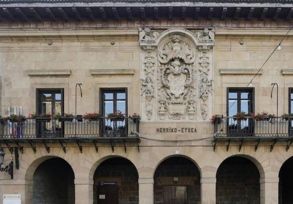El Ayuntamiento condena pintadas realizadas en varias entidades bancarias