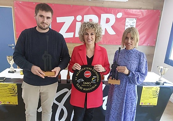 Ander Atorrasagasti, Saioa Azkue eta Anuska Esnal atzo, Nazioarteko Estropadaren aurkezpenean.