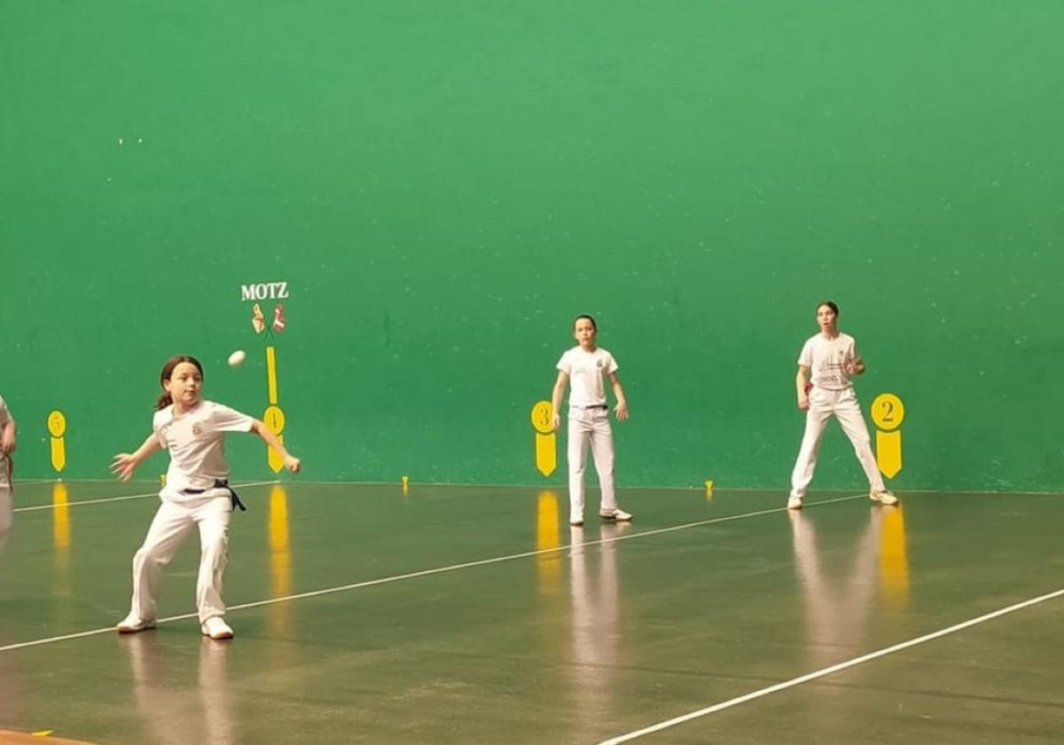 El San Isidro de pelota femenina de promoción cierra el cuadro de semifinales