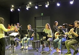 Alumnos de Arrasate Musikal durante un concierto.
