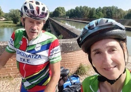 Román Ezeiza y Ana Díez durante un alto en el itinerario ciclista por el Canal de Midi en agosto del año pasado.