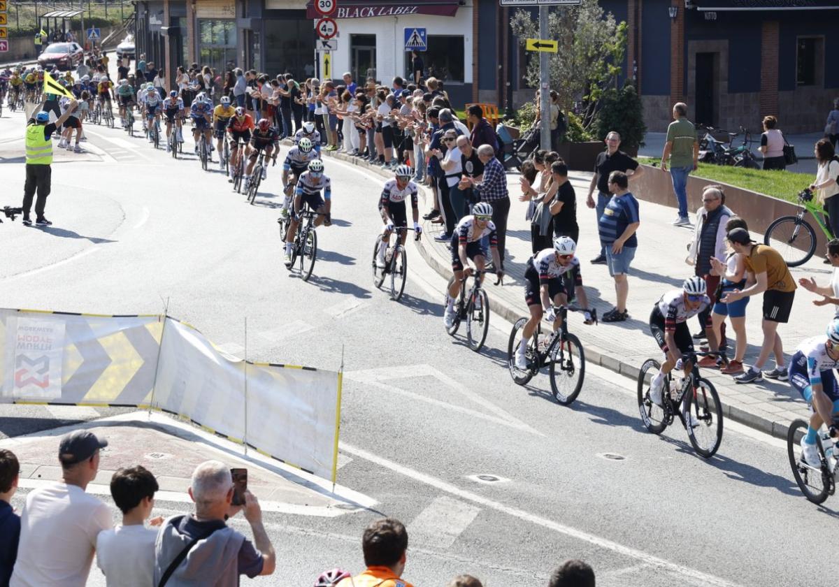 La Itzulia se rinde a Beasain en una tarde de gran ciclismo, polémica y alegría final