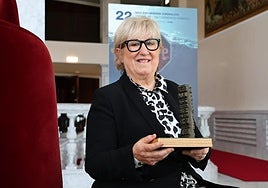 Helena Taberna sostiene el galardón del Festival de DDHH.