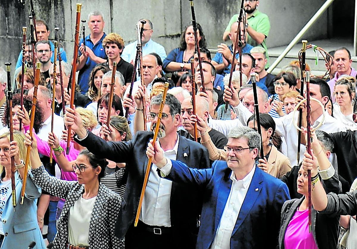 Concentración de alcaldes para denunciar las sentencias.