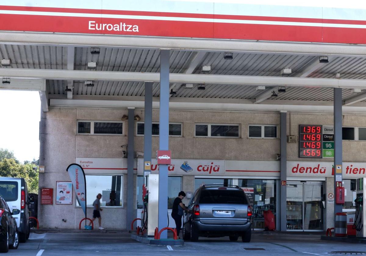 El carburante baja en Gipuzkoa hasta 10 euros por depósito a las puertas de Semana Santa por el 'efecto Trump'