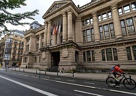 La entrada de la Audiencia Provincial de Gipuzkoa.