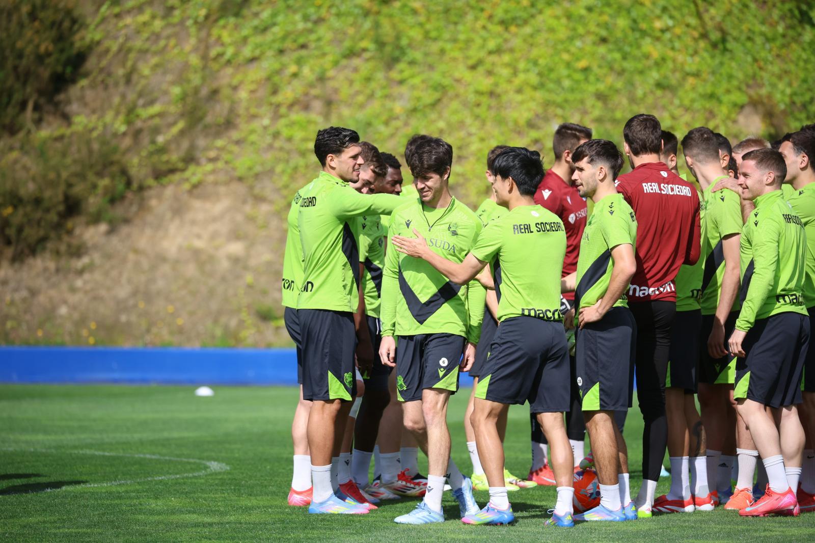 Los jugadores de la Real le han hecho pasillo a Aritz Elustondo este viernes