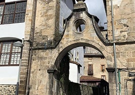 Arco que decora el portal de Kontzezino.