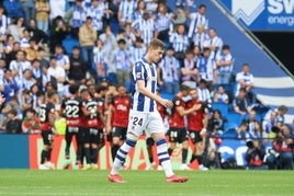 Sučić se lamenta mientras los jugadores del Mallorca celebran el gol visitante