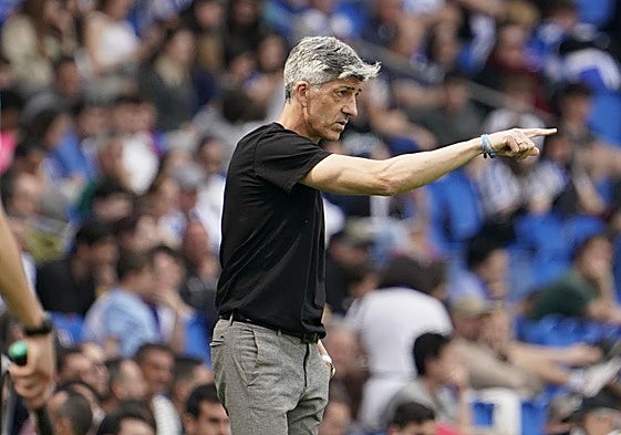 Imanol Alguacil da órdenes desde la banda del Reale Arena.