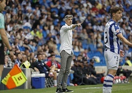Imanol Alguacil da instrucciones durante el partido.