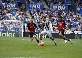 Oyarzabal conduce ante la presión de Darder y Samu Costa.