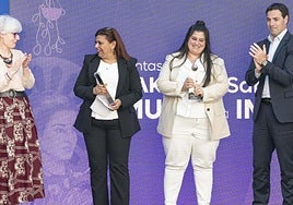 La directora Miren Elgarresta y el lehendakari entregaron los premios a Djamila Zereibi (de negro) y a una asociacion de mujeres gitanas.