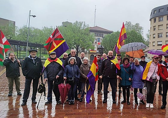 Richar Vaquero, en el centro, este domingo durante el 'paseo republicano'.
