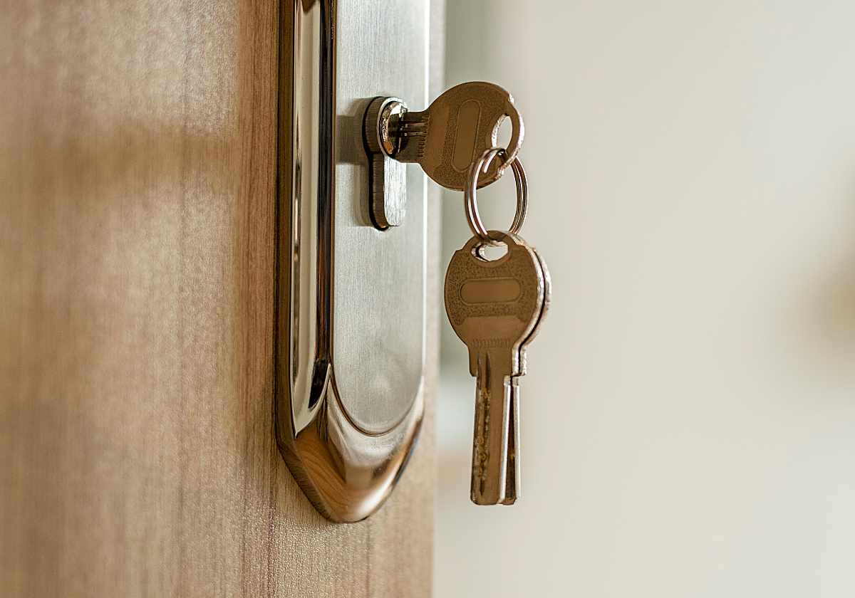 Un cerrajero explica cómo blindar tu puerta: «Lo más importante es ocultar la información»