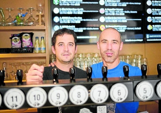 Iker y Eneko, ante los 20 grifos de cerveza del Manneken Beer.