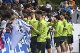 Los jugadores firman autógrafos a los más jóvenes este martes en Zubieta