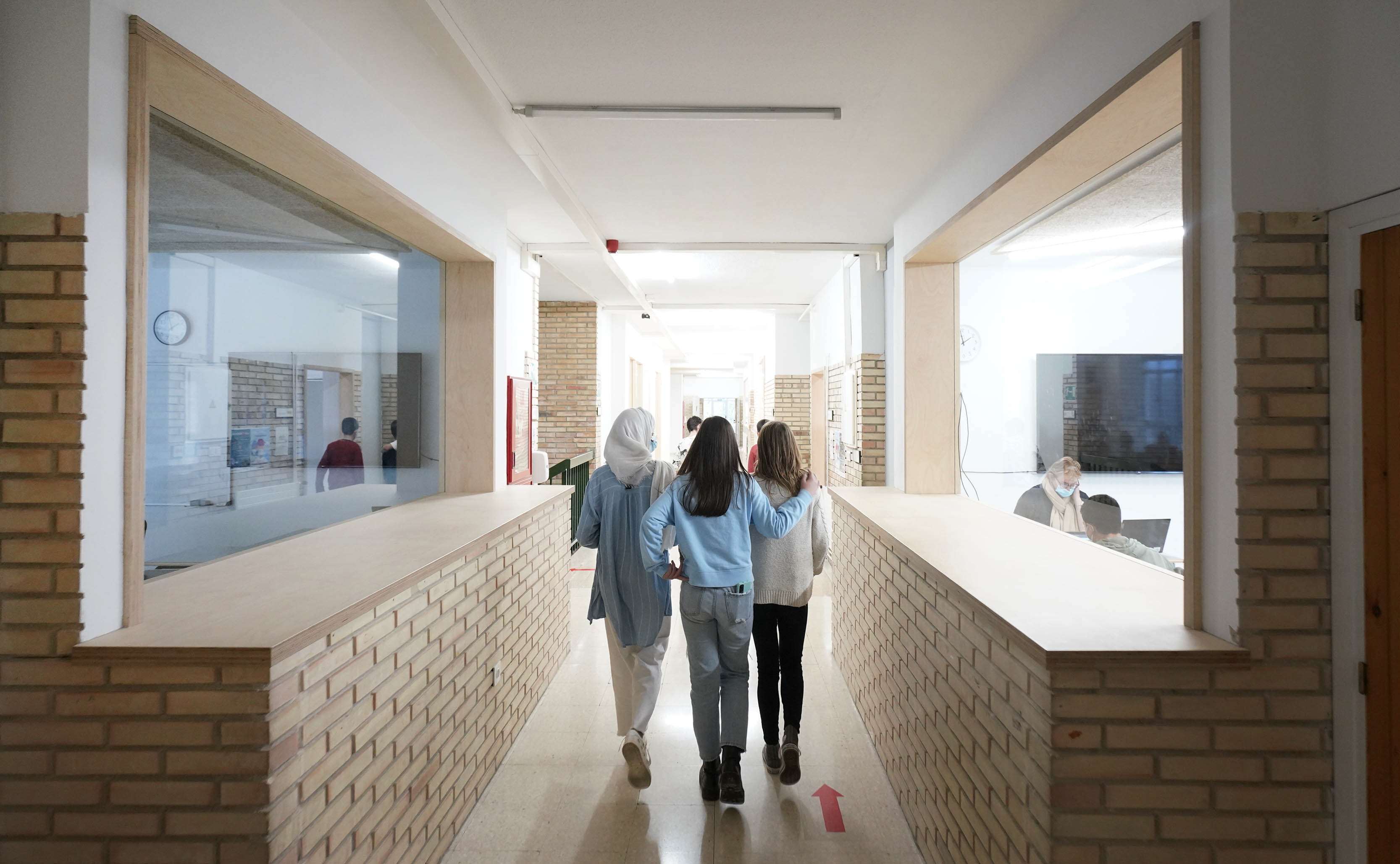 Tres adolescentes pasean por las instalaciones de un centro educativo de Ordizia.