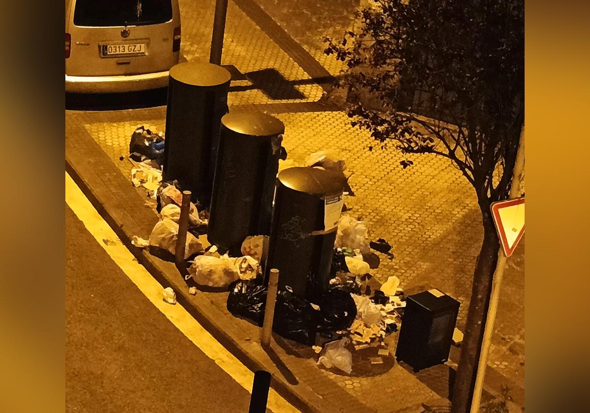 Basura en las calles del barrio de Loiola