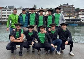 Entrenador y remeros de Hondarribia que ganaron en Orio, repitiendo el triunfo de 2024.