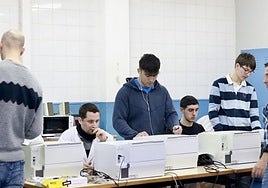 Alumnos del ciclo de FP de Microinformática en plena faena.