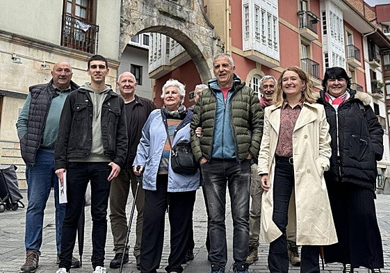La alcaldesa y concejales con miembros de Zuztarrak Errotuz tras inaugurar la placa en el Portal de Abajo.