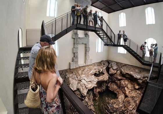 Visitantes, en la obra de Cristina Iglesias.