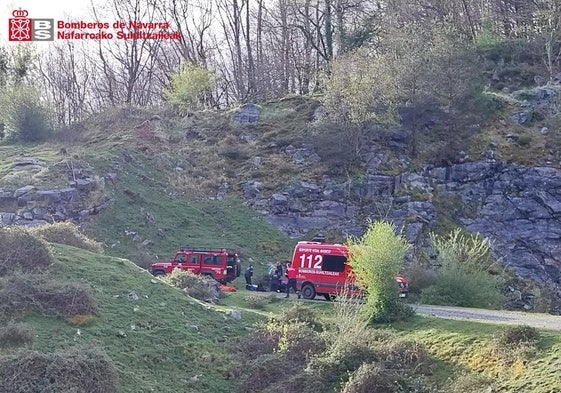 El excursionista herido es atendido en el lugar de la caída.