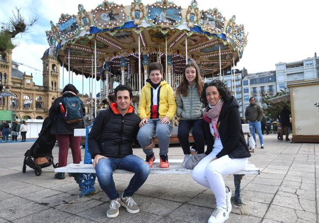 Maria Pilar y Héctor con sus dos hijos junto al tiovivo de Alderdi Eder.