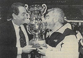 Beñardo García y Juanto Villarreal besan el trofeo.