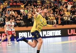 Iñaki Cavero celebra un gol en el último partido de Artaleku.